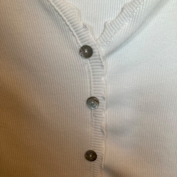 ONLY - White cropped top with decorative buttons - Picture 5 of 6
